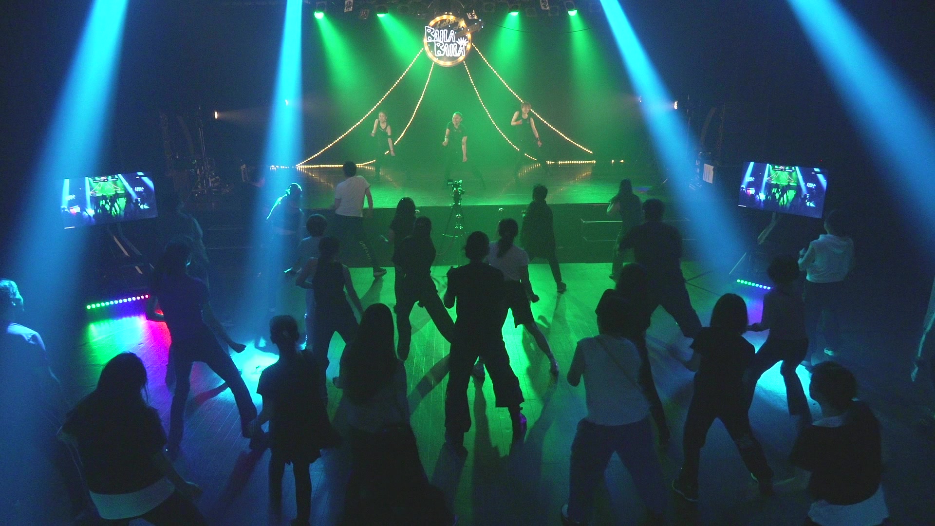 光の中で踊るフロア