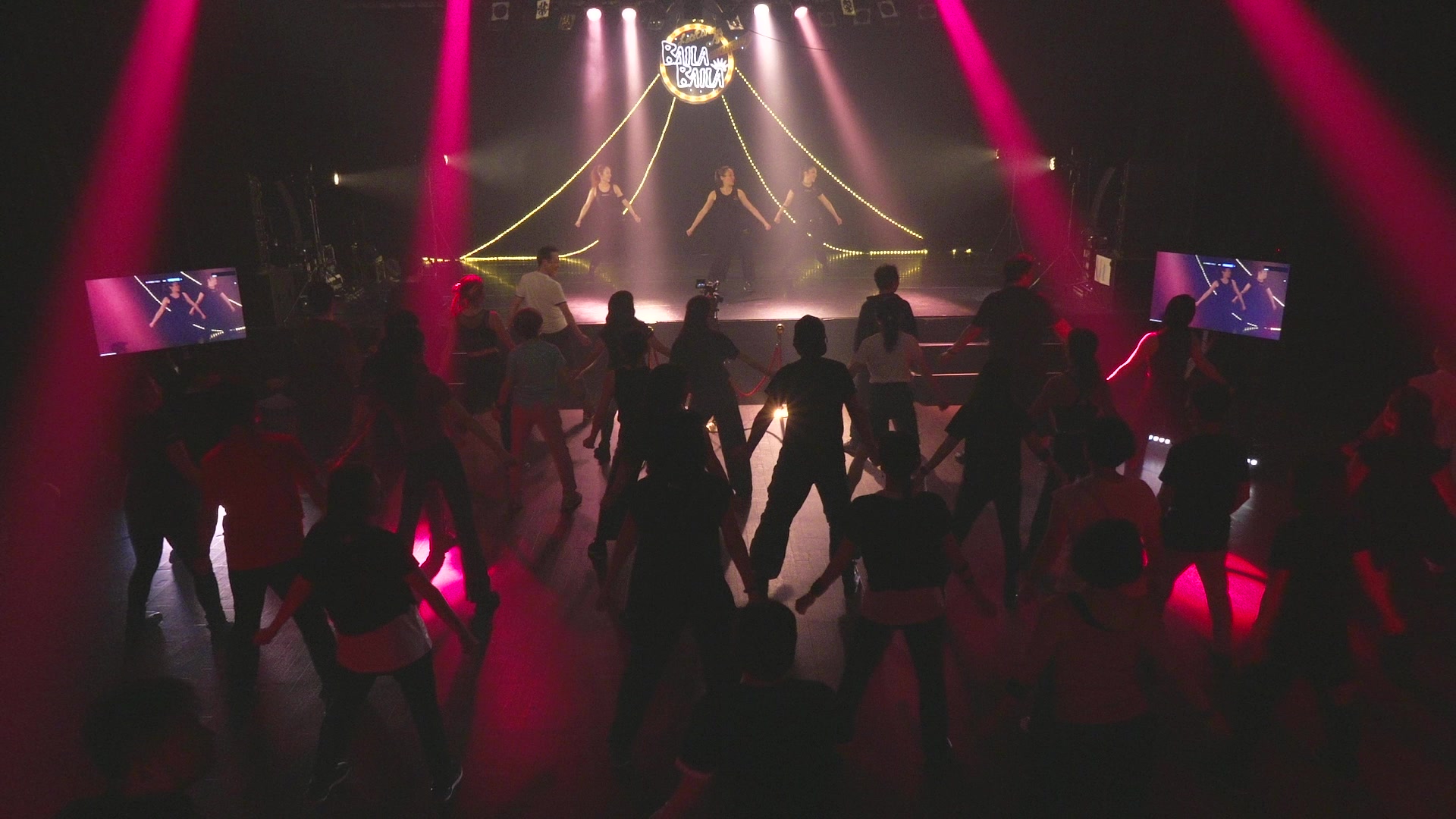 光の中で踊るフロア