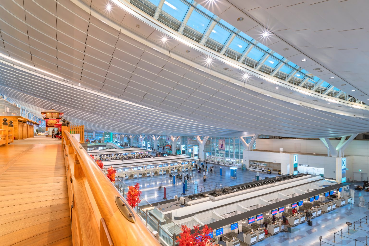 羽田空港の明るいターミナル